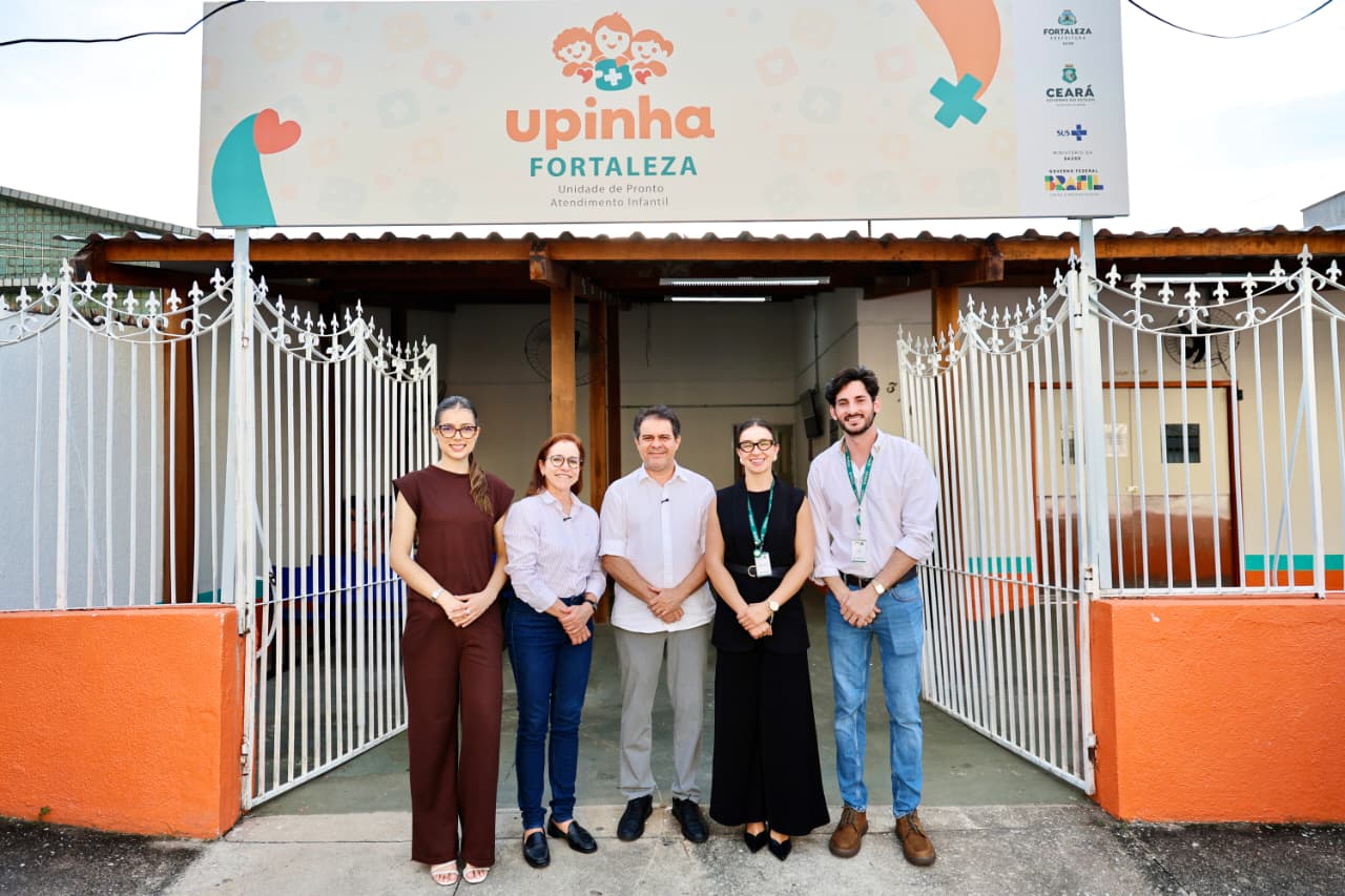 grupo de pessoas posa para a foto 